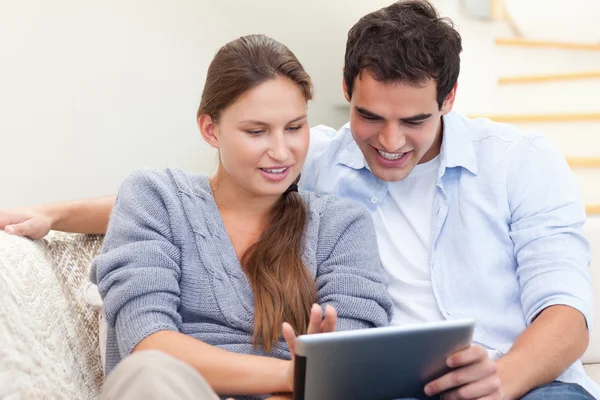 Szczęśliwa para przy użyciu komputera typu tablet — Zdjęcie stockowe