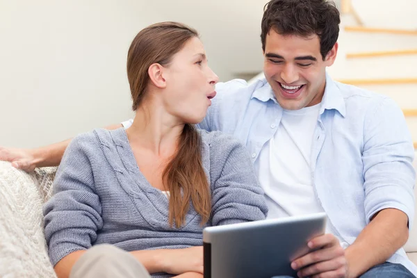 Směje se pár pomocí tabletového počítače — Stock fotografie
