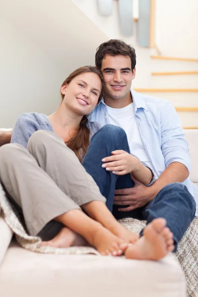 Retrato de una pareja acostada en un sofá — Foto de Stock