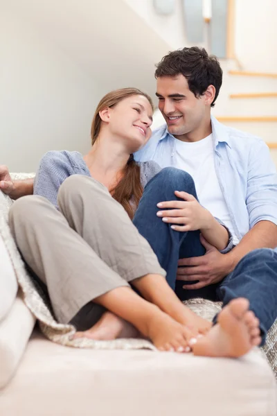 Portrait of a couple lying on a couch — Stock Photo, Image