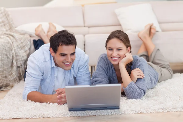 Couple regardant un film avec un ordinateur portable — Photo