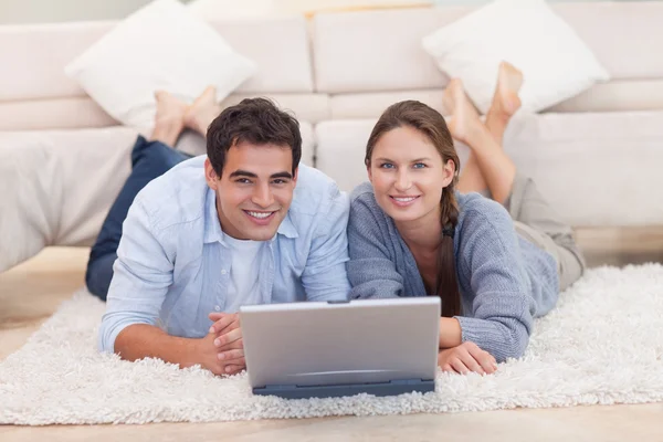 Bonito casal posando com um laptop — Fotografia de Stock