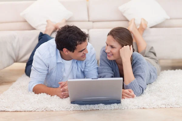 Couple posant avec un ordinateur portable — Photo