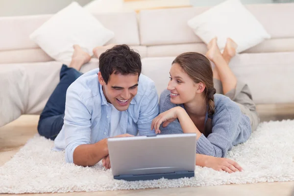 Happy couple surfing on the internet — Stock Photo, Image