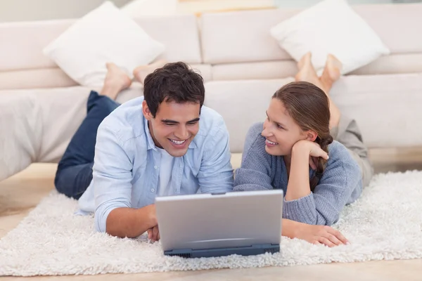 Sorridente coppia navigare su internet — Foto Stock