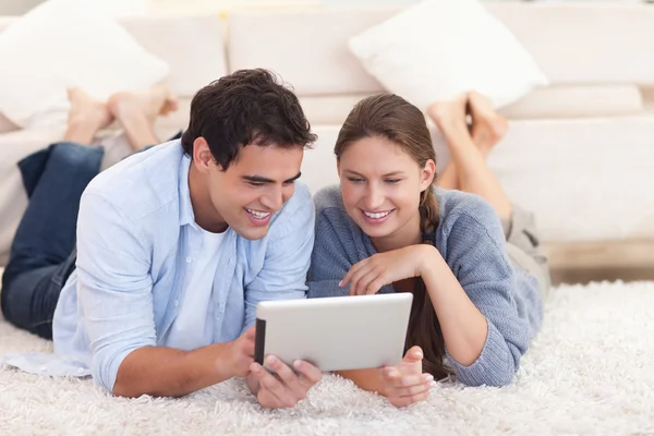 Lächelndes Paar mit Tablet-Computer — Stockfoto