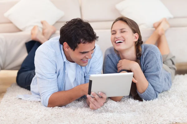 Schönes Paar mit einem Tablet-Computer — Stockfoto