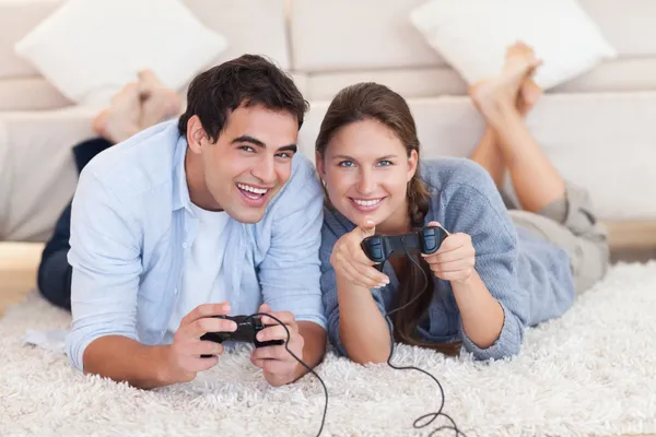 No casal de amor jogar jogos de vídeo — Fotografia de Stock