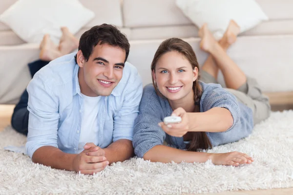 En pareja enamorada viendo la televisión —  Fotos de Stock