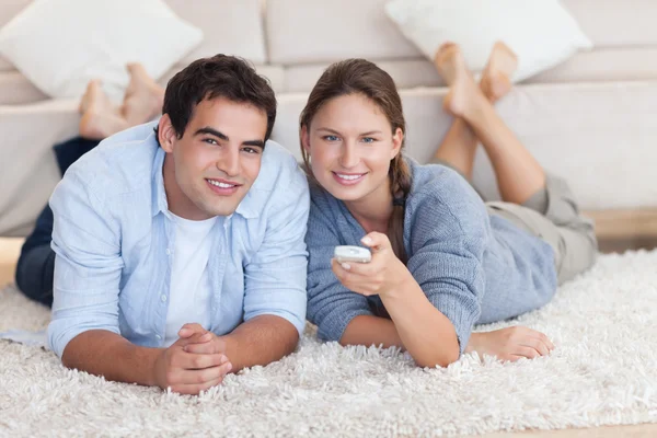 Linda pareja viendo TV —  Fotos de Stock
