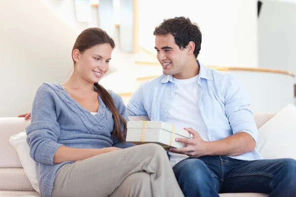 Man offering a gift to his girlfriend — Stock Photo, Image