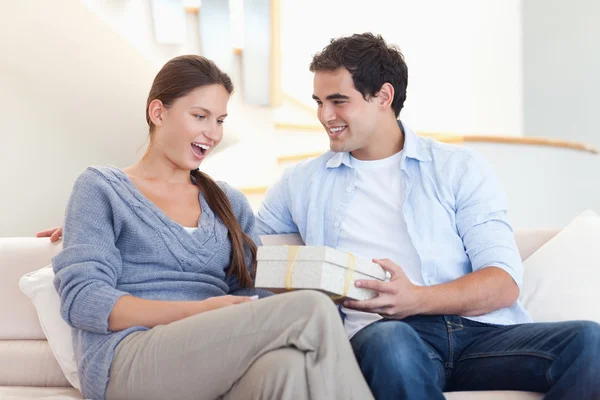 Man offering a gift to his fiance — Stock Photo, Image