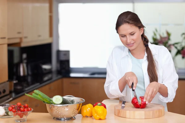 Woman slicing a pepper — Stock Photo, Image