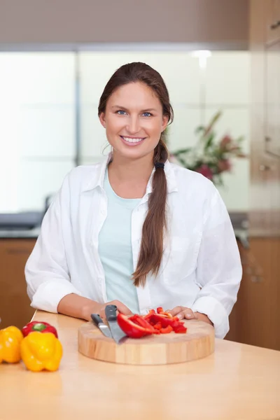 Portrait of a woman slicing a pepper — Stock Photo, Image