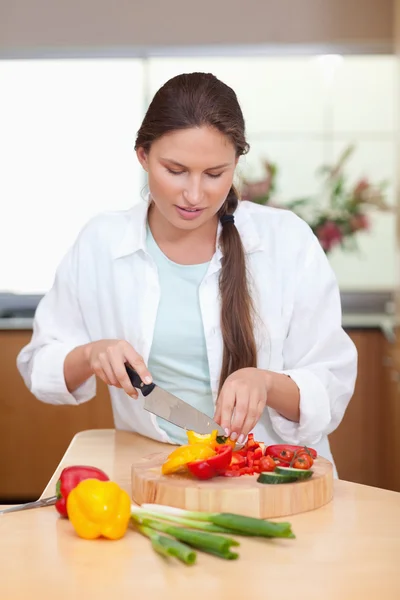 Portrait of a young woman slicing a pepper — Stock Photo, Image