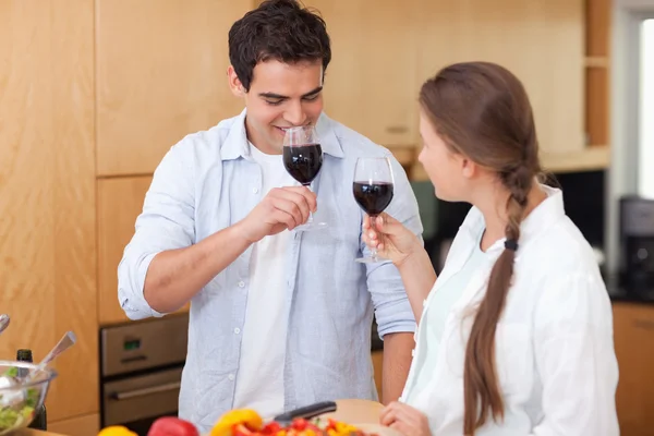 Paar trinkt ein Glas Rotwein — Stockfoto
