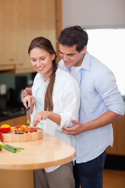 Retrato de um homem ensinando a cozinhar para sua esposa — Fotografia de Stock