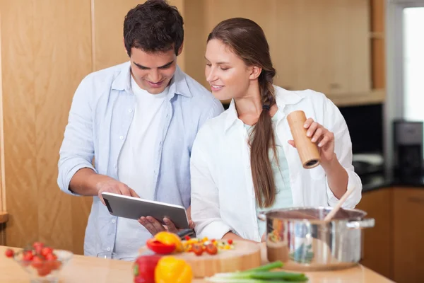 En couple amoureux à l'aide d'une tablette pour cuisiner — Photo