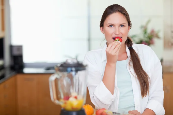 Woman eating a strawberry — Stock Photo, Image