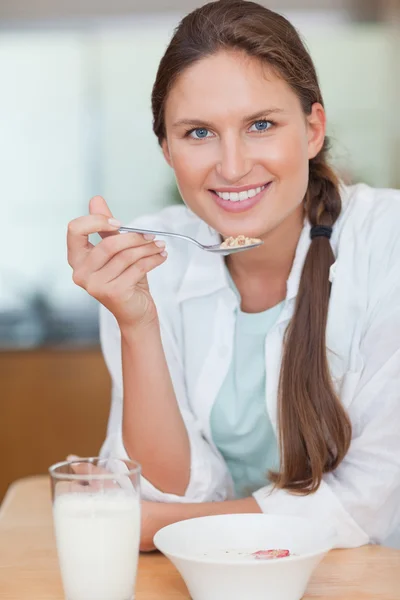 Retrato de uma jovem mulher tomando café da manhã — Fotografia de Stock