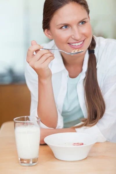 Retrato de uma mulher tomando café da manhã — Fotografia de Stock