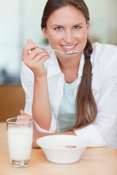 Porträt einer süßen Frau beim Frühstück — Stockfoto