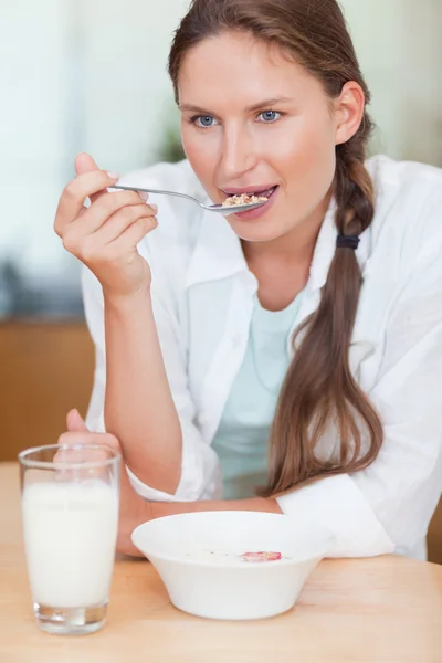 Portrait of a beautiful woman having breakfast — Stock Photo, Image
