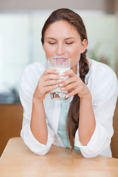Retrato de uma jovem mulher bebendo leite — Fotografia de Stock