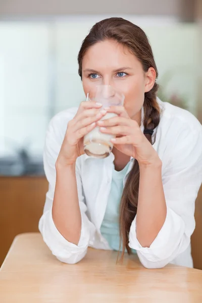 Retrato de uma mulher feliz bebendo leite — Fotografia de Stock