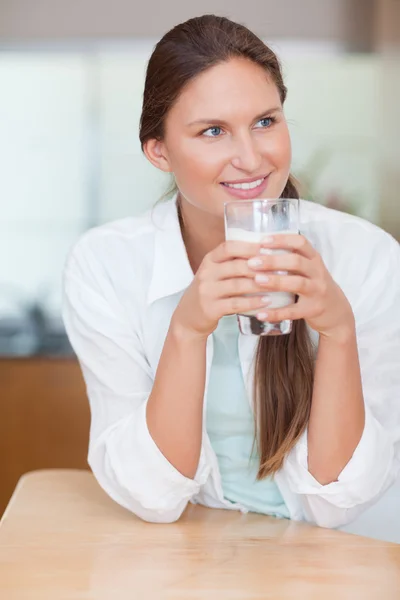 Porträt einer ruhigen Frau, die Milch trinkt — Stockfoto