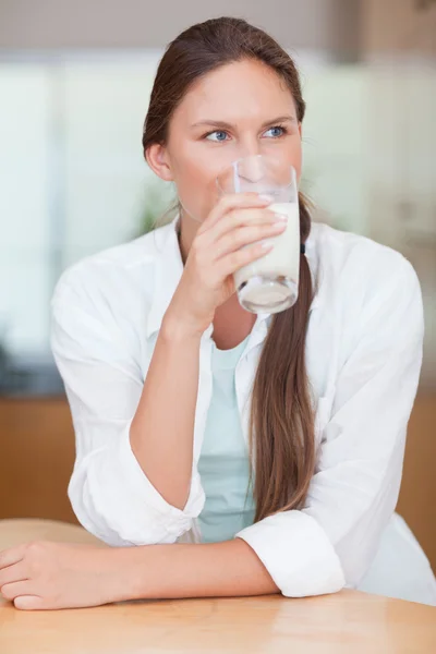 Retrato de uma mulher radiante bebendo leite — Fotografia de Stock