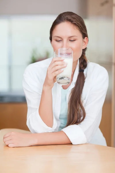 Ritratto di una donna sorridente che beve latte — Foto Stock
