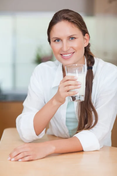 Retrato de uma mulher saudável bebendo leite — Fotografia de Stock