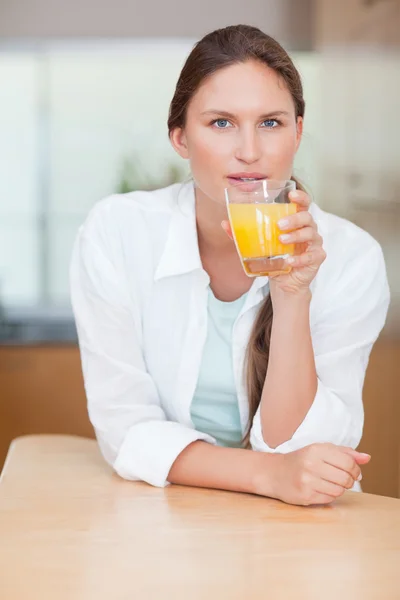 Retrato de uma mulher bebendo suco — Fotografia de Stock