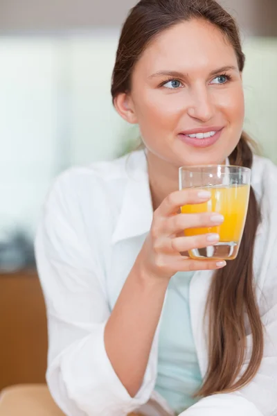 Retrato de uma mulher feliz bebendo suco — Fotografia de Stock