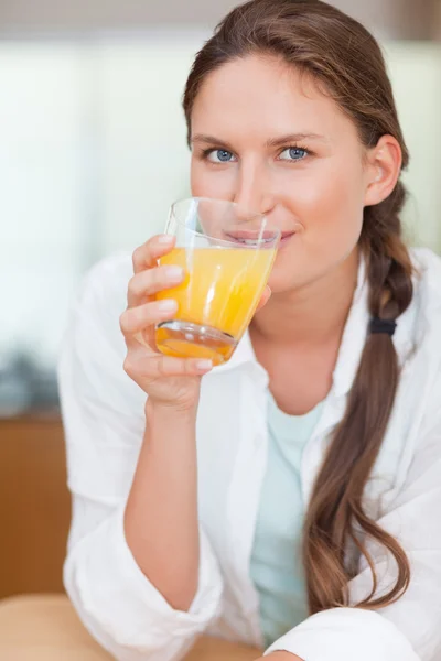 一个美丽的女人喝果汁的肖像 — 图库照片