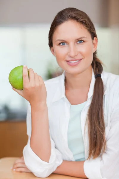 Porträt einer Frau mit einem Apfel — Stockfoto