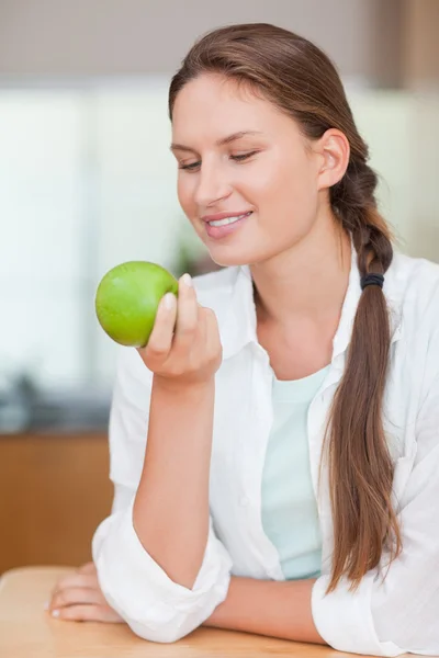 Portrait of a smiling woman with an apple — Stock Photo, Image