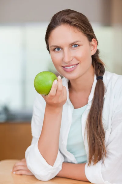 Retrato de uma mulher feliz com uma maçã — Fotografia de Stock