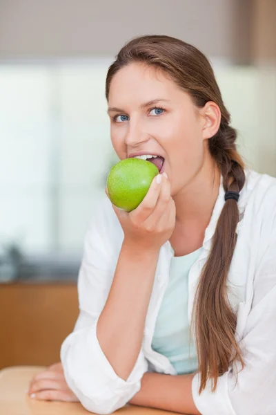Retrato de uma mulher comendo uma maçã — Fotografia de Stock
