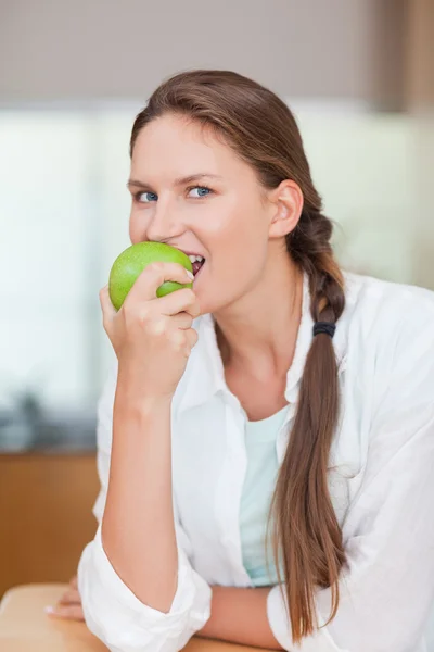 Porträt einer gesunden Frau, die einen Apfel isst — Stockfoto