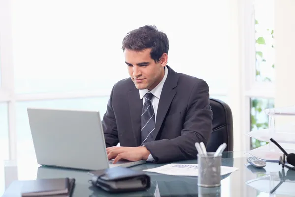 Empresário trabalhando com um laptop — Fotografia de Stock
