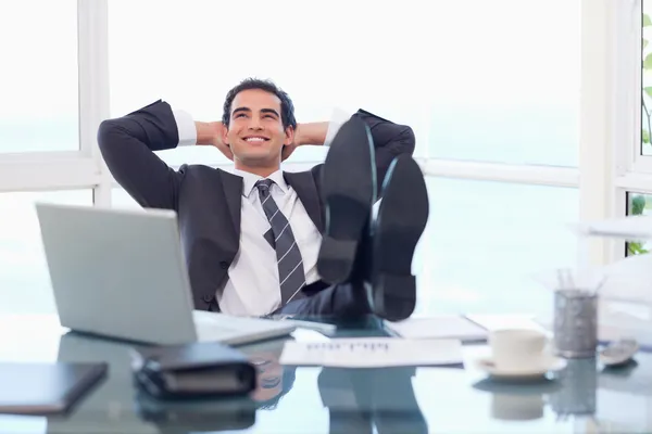Довольный бизнесмен расслабляется — стоковое фото