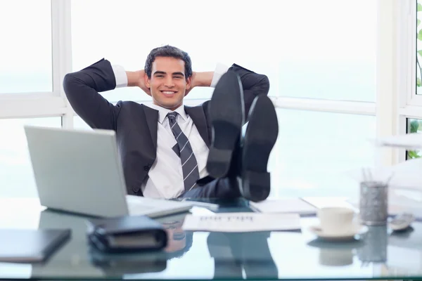Šťastný podnikatel relaxační — Stock fotografie