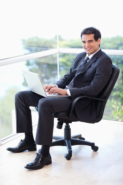 Retrato de un joven empresario sentado en un sillón de trabajo w — Foto de Stock