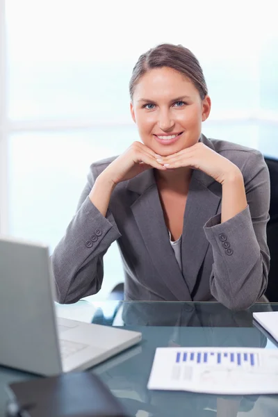 Portret van een Glimlachende zakenvrouw werken — Stockfoto