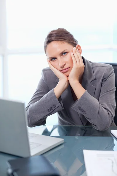 Porträt einer gelangweilten Geschäftsfrau bei der Arbeit — Stockfoto