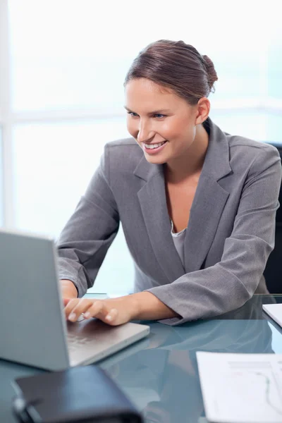 Ritratto di una donna d'affari che lavora con un computer portatile — Foto Stock