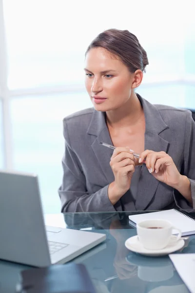 Portrait of a doubtful businesswoman taking notes — Stock Photo, Image