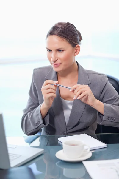 Portrait of a focused businesswoman taking notes — Stock Photo, Image